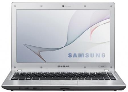 Samsung Q330
Ноутбук Samsung Q330 представляет собой довольно любопытное решение. Он имеет диагональ экрана 13,3", а также оснащен оптическим приводом. В последнее время производители как-то все реже стали устанавливать данный накопитель в мобильные ПК такого размера, ориентируя их более в сегмент CULV.
Q330 относится к среднеценовому решению. Его цена варьируется от 25 до 30 тысяч. Вариант подешевле оснащается процессором Intel Core i3 (причем полноценным, не из платформы CULV), жестким диском на 320 Гбайт, встроенной в процессор видеокартой, ОЗУ на 2 Гбайта. Самое главное отличие более дорогого Q330 — дискретная видеокарта начального уровня NVIDIA GeForce 310M в дополнение к интегрированной, а также на гигабайт больше оперативной памяти. Отдельно стоит отметить, что все Q330 поставляются с контроллером Bluetooth версии 3.0. В качестве операционной системы используется Windows 7 Home Premium.
Ноутбук имеет приятный глазу внешний вид, корпус выполнен в строгой форме, но черно-серебристая окраска выглядит стильно. Раскладка клавиатуры достаточно удобная для подобной диагонали экрана, как и сенсорная панель. Такой компьютер хорошо подойдет тем, кому периодически приходится возить с собой ноутбук в недальние поездки.

Samsung Q330
Ноутбук Samsung Q330 представляет собой довольно любопытное решение. Он имеет диагональ экрана 13,3", а также оснащен оптическим приводом. В последнее время производители как-то все реже стали устанавливать данный накопитель в мобильные ПК такого размера, ориентируя их более в сегмент CULV.
Q330 относится к среднеценовому решению. Его цена варьируется от 25 до 30 тысяч. Вариант подешевле оснащается процессором Intel Core i3 (причем полноценным, не из платформы CULV), жестким диском на 320 Гбайт, встроенной в процессор видеокартой, ОЗУ на 2 Гбайта. Самое главное отличие более дорогого Q330 — дискретная видеокарта начального уровня NVIDIA GeForce 310M в дополнение к интегрированной, а также на гигабайт больше оперативной памяти. Отдельно стоит отметить, что все Q330 поставляются с контроллером Bluetooth версии 3.0. В качестве операционной системы используется Windows 7 Home Premium.
Ноутбук имеет приятный глазу внешний вид, корпус выполнен в строгой форме, но черно-серебристая окраска выглядит стильно. Раскладка клавиатуры достаточно удобная для подобной диагонали экрана, как и сенсорная панель. Такой компьютер хорошо подойдет тем, кому периодически приходится возить с собой ноутбук в недальние поездки.