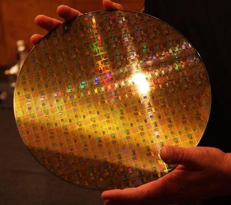 Первая пластина с 28-нанометровыми чипами