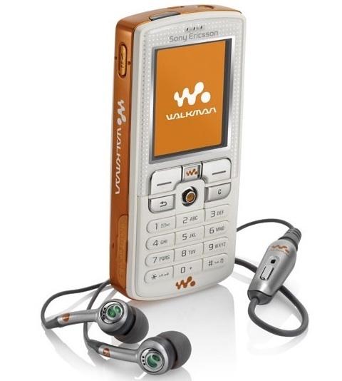 Sony Ericsson W800 - переходник на "нормальные" наушники в комплекте. Революция! Да, Apple?