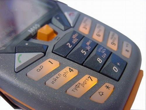 Пыль свободно попадала под экран через щель у крепления джойстика