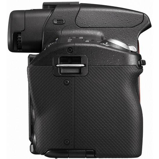 Вид Sony A55 сбоку: ручка может оказаться неудобной для людей с большими руками