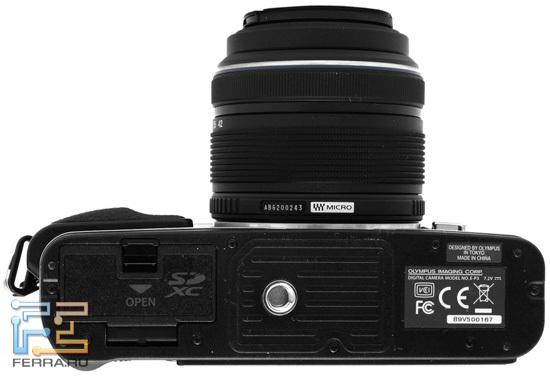 Olympus PEN E-P3. Вид снизу