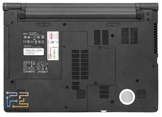 На днище Acer Aspire 5943G нашлось место для множества вентиляционных отверстий и сабвуфера