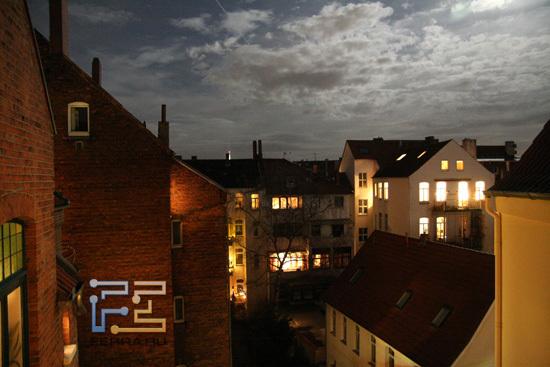 Если жить в городе, то возможен такой пейзаж за окном