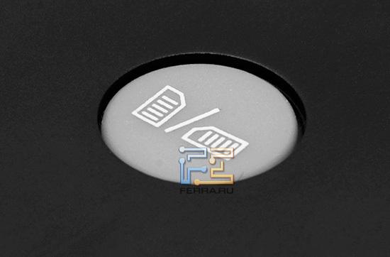 Кнопка на задней панели Wexler.Book E5001