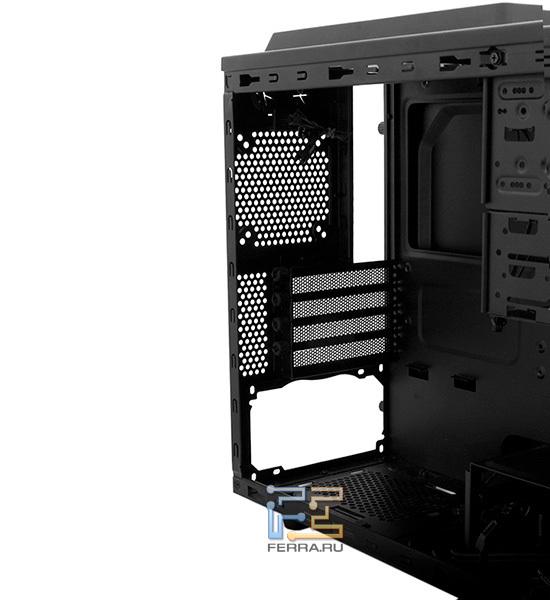 На задней панели достаточно места для четырех карт расширения, крепятся карты теми же винтами с накатанной головкой