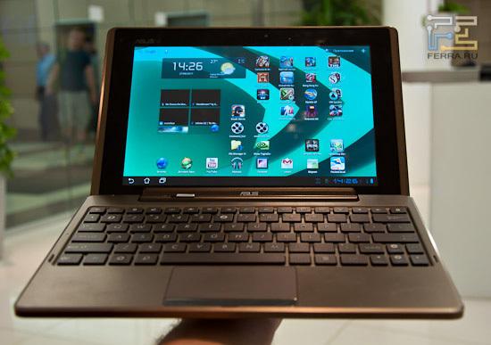 Asus Transformer TF101 достаточно удобно удерживать на одной руке