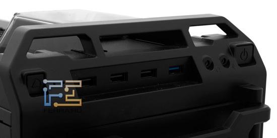 Современному набору разъемов спереди недостает разве что eSATA