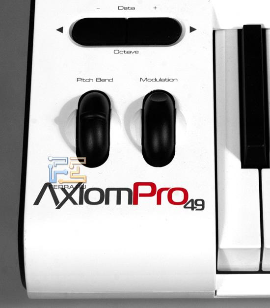 Колеса Pitch Bend и Modulation, а также кнопки переключения октав