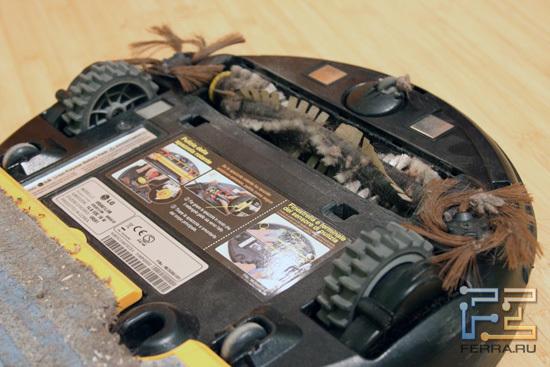 Грязь на щетках пылесоса LG Home Bot VR591