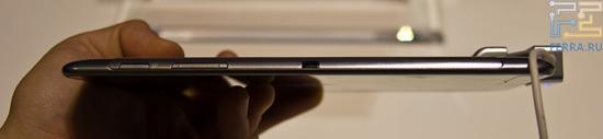 Регулятор громкости и кнопка включения на грани Samsung Galaxy Tab 7.7
