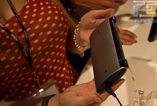 Видно, что Sony Tablet P лучше смотрится в женских руках