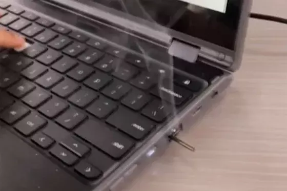 Дети в США начали вставлять скрепки в порты школьных ноутбук из-за TikTok