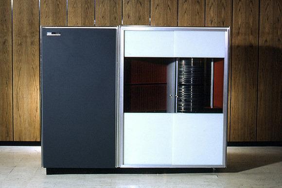 Жесткий диск IBM 1301 — быстрее и объемнее своего предшественника