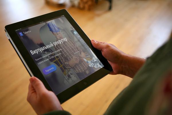 Виртуальный рекрутер в планшете
