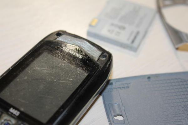 Исцарапанный дисплей на неубиваемом Сименсе — уже в первые месяцы использования