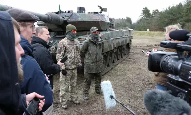 Украинский экипаж танка Леопард-2 (предположительно А6) на учениях в Германии