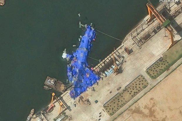 В Северной Корее подняли эсминец, опрокинувшийся при спуске на воду