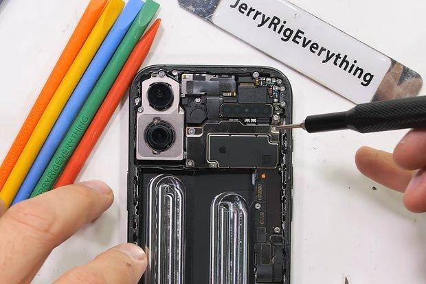 Блогер при разборке iPhone 17 повредил шлейф и «сломал» изображение