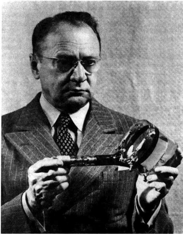 Ученый-изобретатель Владимир Зворыкин с иконоскопом