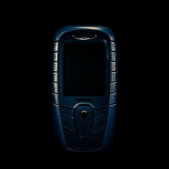 Модель смартфона 100% угадывается даже без надписей на корпусе. А сможете ли вы повторить такой подвиг с современными смартфонами-пародистами на тему iPhone XS?