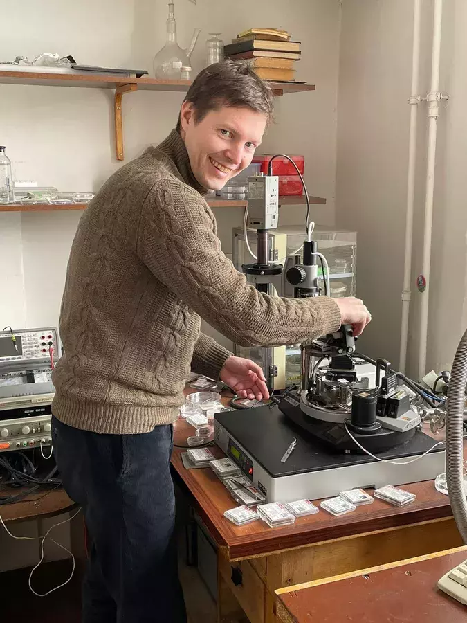 Прохор Алексеев в лаборатории за сканирующим зондовым микроскопом