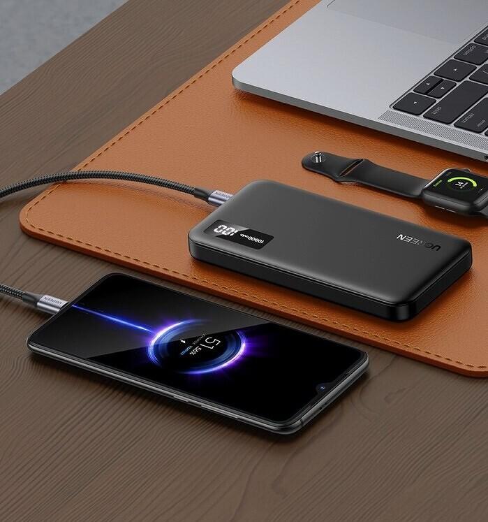 Современные павербанки умеренной мощности (до 22.5 Вт) на 10000 мАч весьма компактны (на фото — Ugreen PB311)