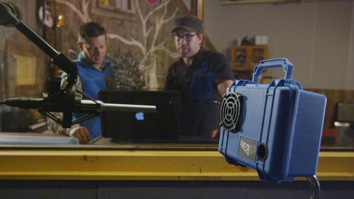 Утверждается, что Demerbox отлично звучит. Но шуток про поющий чемодан его владельцу всё равно не избежать