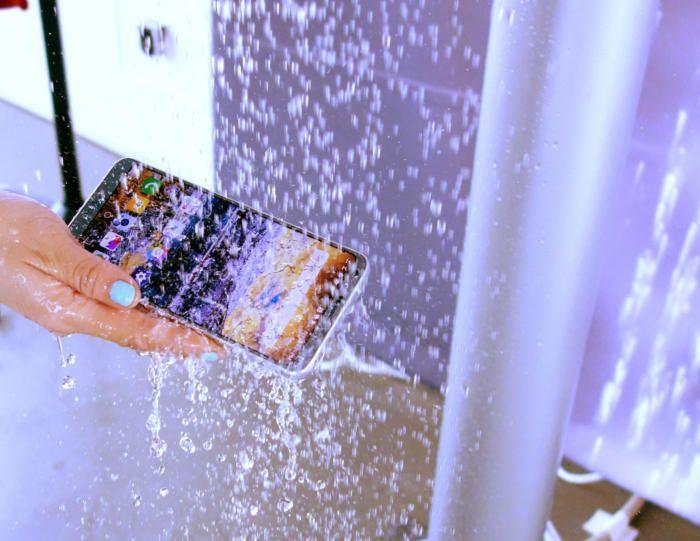 Водозащита нужна не всегда, но, чтобы не хвататься за сердце, если смартфон "наглотался", лучше с ней, чем без неё