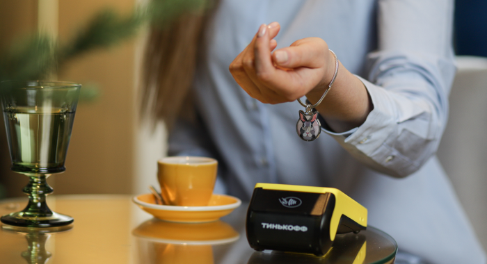 Банк «Тинькофф» встроил NFC для оплаты товаров в драгоценности
