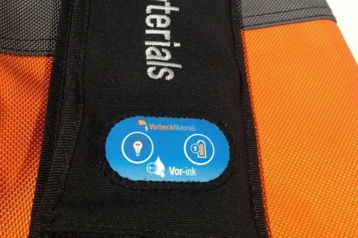 Так будет выглядеть вшитая в лямку рюкзака батарея Vorbeck