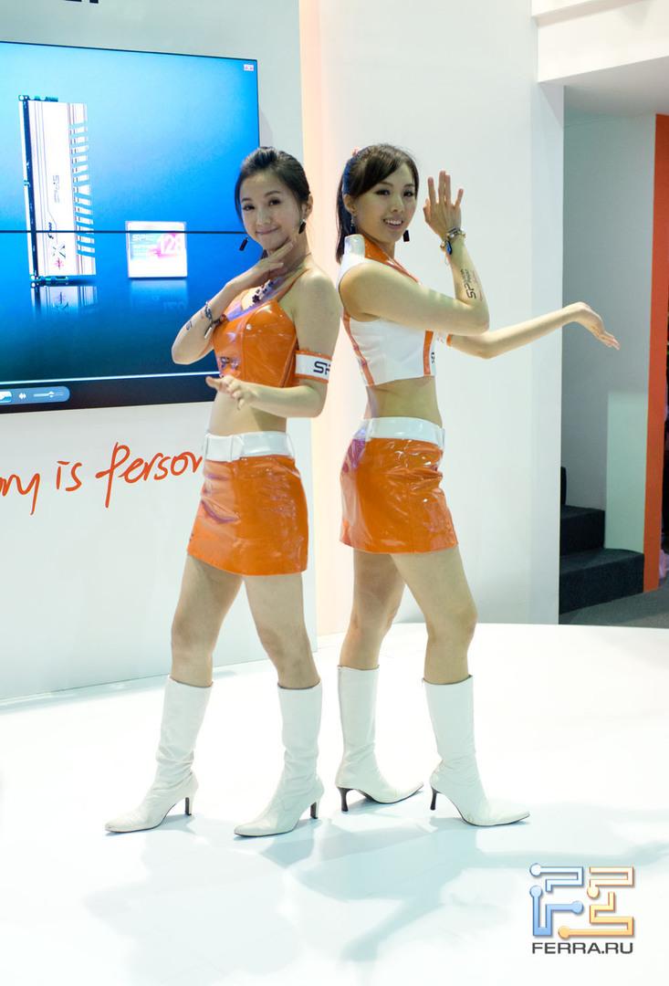 Танцы на стенде Silicon Power