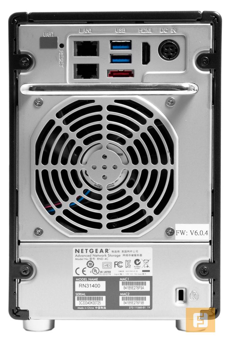 Разъёмы размещены в верхней части устройства. Ручка сильно упрощает переноску загруженного носителями хранилища. В нижней части размещена информация об устройстве