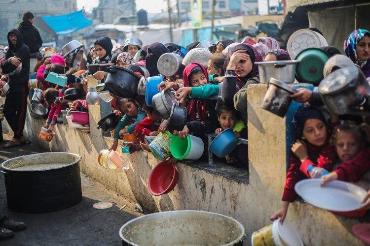 Раздача еды в Рафахе