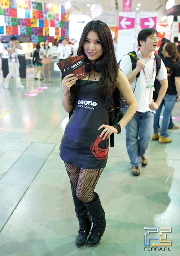 Самый простой способ выделиться на выставке - одеться в черное