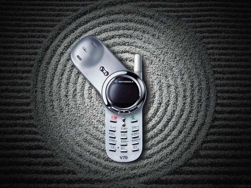 Моторола всегда была глючной и медленной, но за космической крутизны дизайн и навороченность при разумной цене ей всё это прощали