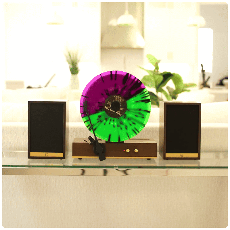 Представлен необычный виниловый проигрыватель с «вертикальным» дизайном