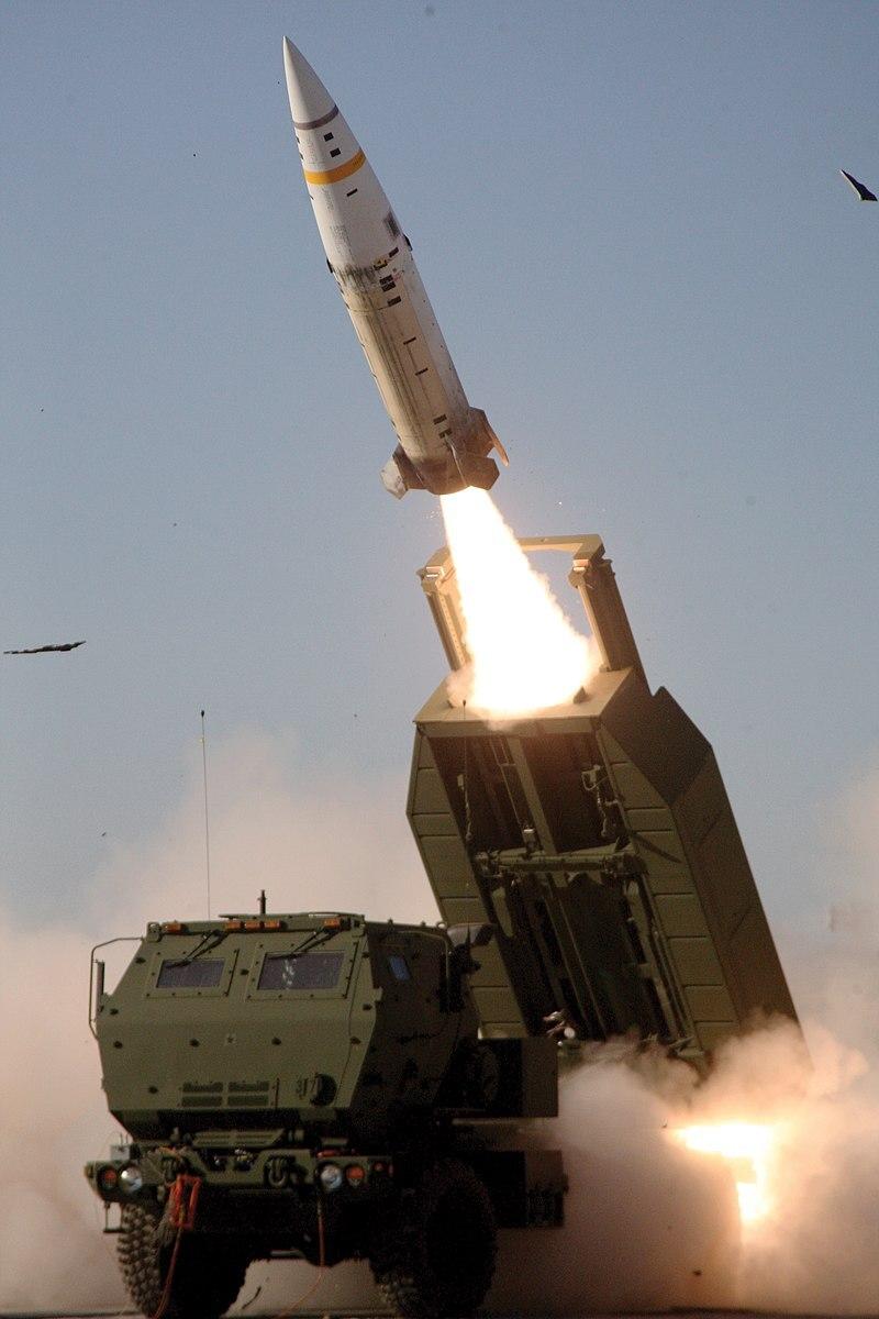 Пуск ATACMS на колесном шасси HIMARS