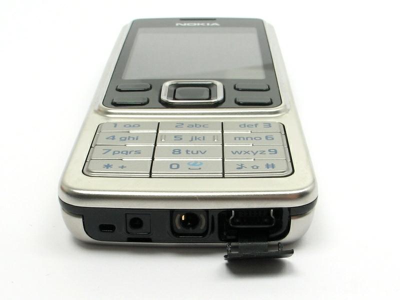 Nokia 6300 с огромным, по сегодняшним меркам, зарядным разъёмом mini-USB, 2007 г.