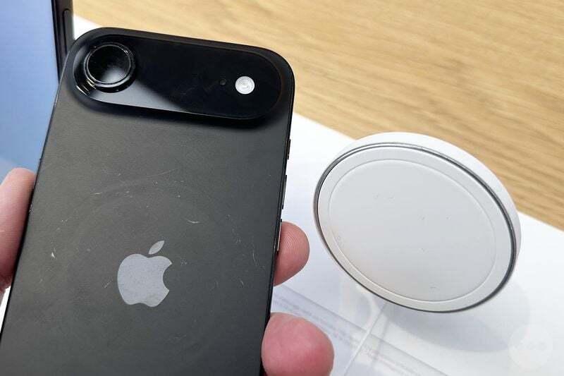 Apple пришлось улучшить MagSafe-стойки в магазинах — они «царапали» iPhone 17