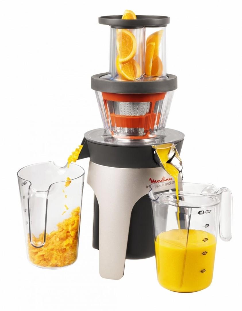 Можно прямо с кожурой, но сок будет горчить