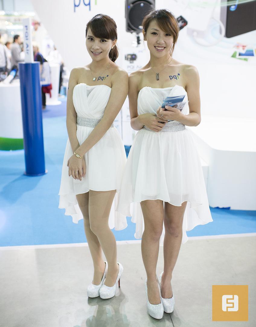 Да, в этом году в одеждам явно доминировал белый цвет. И это вполне можно считать тенденцией азиатского IT-рынка