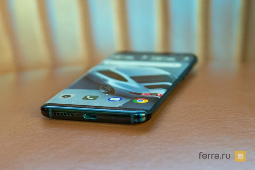 Никаких лишних вырезов для динамика там, где динамика нет