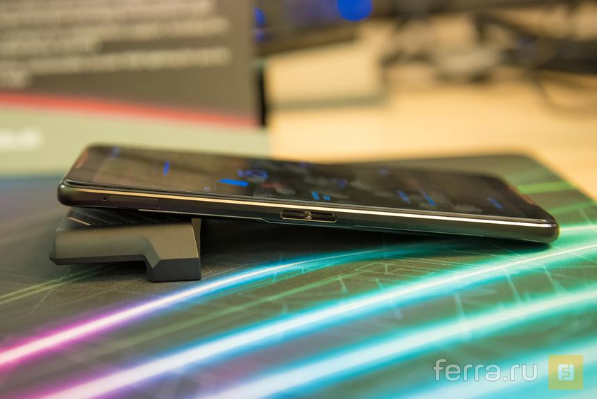 Сдвоенные порты USB-C на левой грани ничем не прикрыты