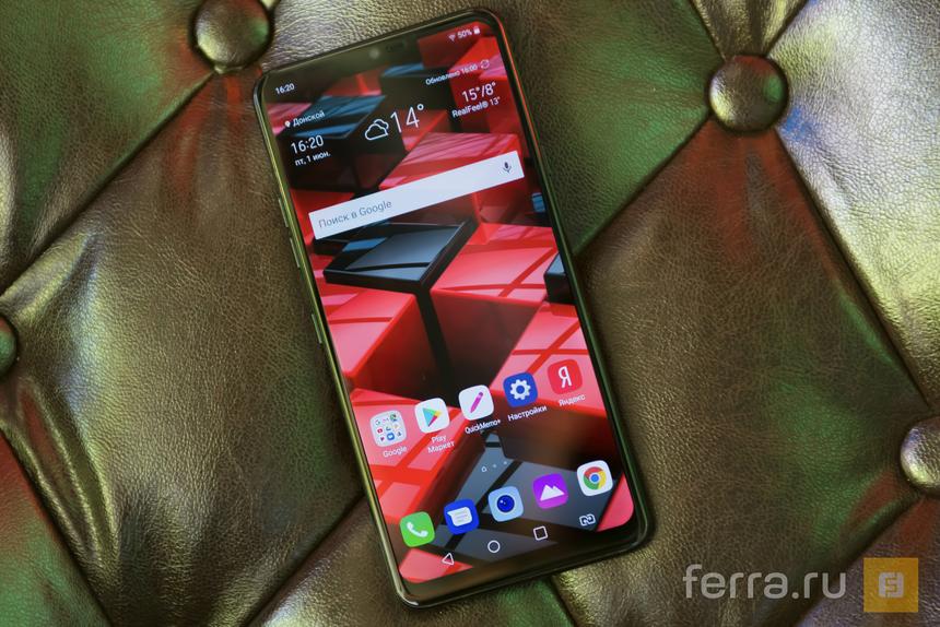 Рамки небольшие, но никакого прогресса в компактности в сравнении с V30 (без выреза в экране) нет