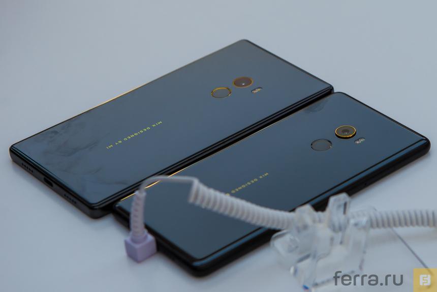 Старый (слева) и новый (справа) Xiaomi Mi Mix