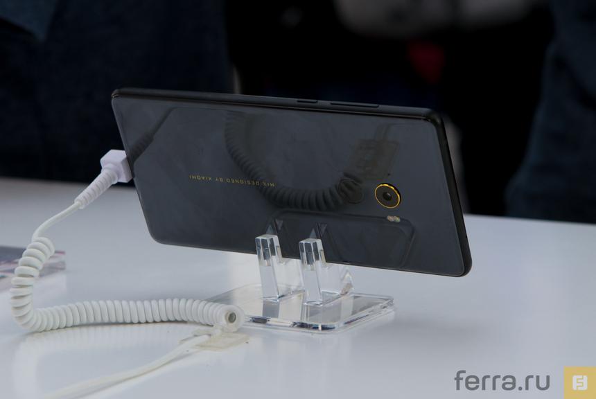 Красивый сзади Mi Mix 2 легко спутать с предшественником