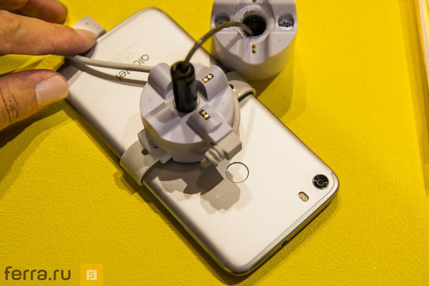 Неплохой дизайн, хотя вживую выглядит намного более скучно. чем в рекламных фото