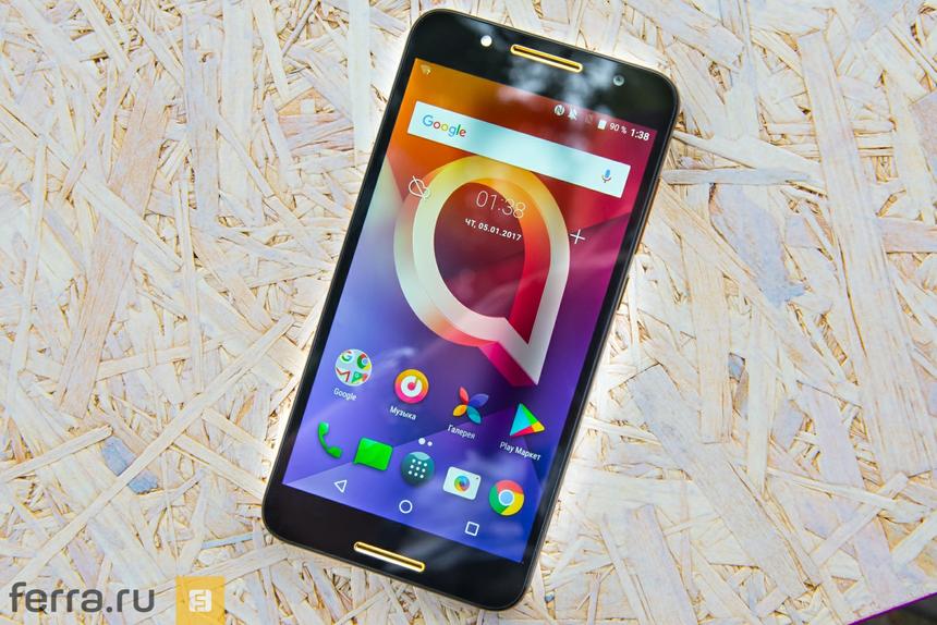Золотистые «рты» на лицевой стороне Alcatel A7 выглядят странно