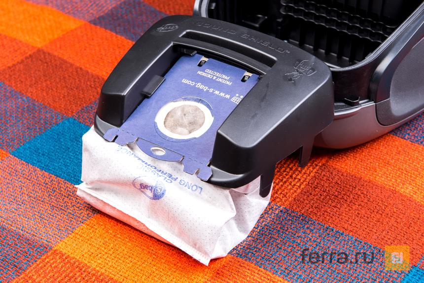 Вот за эту черную пластиковую штуку вынимается мешок